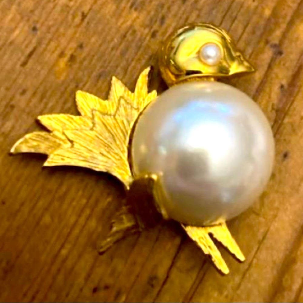 Signed Napier Chick Brooch with Pearl